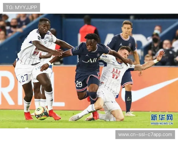 巴黎圣日耳曼2-1斯特拉斯堡，多打一人险胜巩固榜二