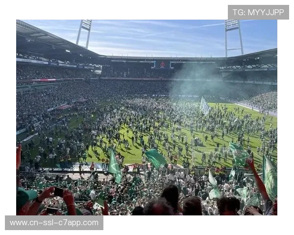 德甲球迷回归主场,人民公园球场气氛火热 德甲球迷回归主场,人民公园球场气氛火热